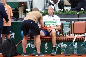 Diminué, Arthur Cazaux s&rsquo;incline face à Tomas Martin Etcheverry au premier tour de Roland-Garros