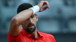 Djokovic assommé par une gourde reçue sur la tête: « Je me repose à l&rsquo;hôtel avec une poche de glace »