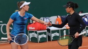 Elise Mertens se hisse au deuxième tour en double