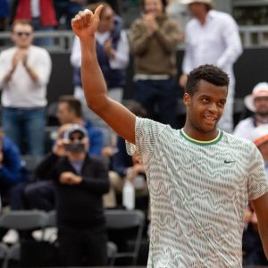 Giovanni Mpetshi Perricard vainqueur à Lyon, son premier titre sur le circuit professionnel