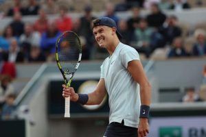 Holger Rune franchit le premier tour de Roland-Garros sans difficulté