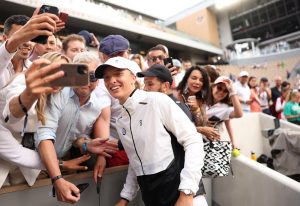 Iga Swiatek débarque à Roland Garros en compagnie de Courteney Cox