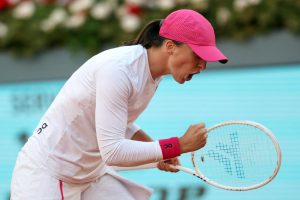 Iga Swiatek sacrée à Madrid en sauvant trois balles de match face à Aryna Sabalenka