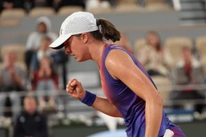 Iga Swiatek sauve une balle de match et s&rsquo;extirpe du piège Naomi Osaka à Roland-Garros