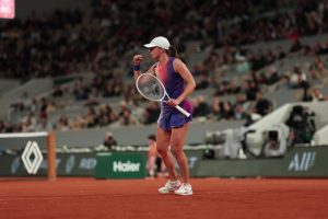 Iga Swiatek se rassure au troisième tour de Roland-Garros en écartant facilement Marie Bouzkova