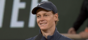 Insolite, Roland Garros > Jannik Sinner à Fabrice Santoro sur son rôle de mannequin : « Tu es plus beau que moi. Je ne suis pas doué pour la mode. J&rsquo;essaie juste d&rsquo;avoir l&rsquo;air beau. Parfois, c&rsquo;est bien, parfois, ce n&rsquo;est pas le cas »