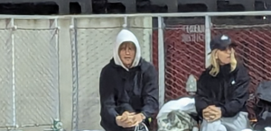 Insolite, Roland Garros > Jannik Sinner brave le froid pour soutenir sa nouvelle chérie dans la nuit parisienne