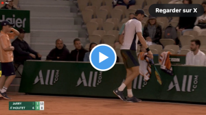 Insolite, Roland Garros > Un ramasseur envoie carrément Nicolas Jarry à terre, Corentin Moutet n&rsquo;avait pas besoin de ça