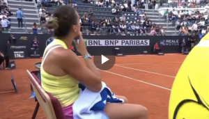 Insolite, Vidéos, WTA – Rome > Sabalenka à l&rsquo;arbitre de chaise pendant le changement de côté : « Mais qu&rsquo;est-ce que tu as aujourd&rsquo;hui, pourquoi cette humeur ? Tu es tellement stricte »