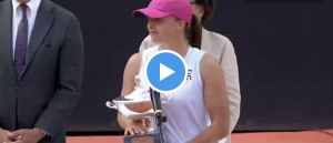 Insolite, WTA – Rome > Swiatek lors de la cérémonie après sa victoire en finale contre Sabalenka : « J&rsquo;ai cru pendant une seconde que je devais chanter… C&rsquo;est bien que la chanson se termine »