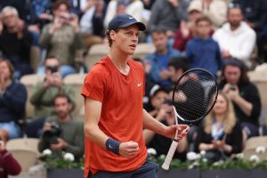Jannik Sinner et Stefanos Tsitsipas dominent leurs rivaux