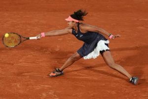 La tenante du titre et N.1 mondiale Iga Swiatek survit à un duel épique face à Naomi Osaka