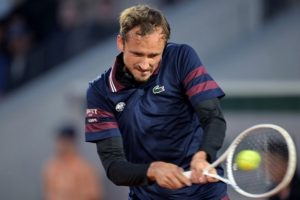 Medvedev se hisse au deuxième tour passé minuit