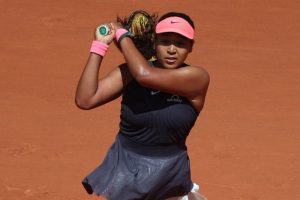 Naomi Osaka se fait peur mais file au deuxième tour de Roland-Garros