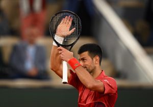 Novak Djokovic appuie le coup de gueule de Swiatek contre le public de RG