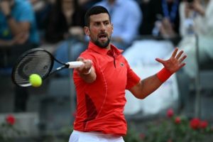 Novak Djokovic assommé par une gourde après son match contre Corentin Moutet