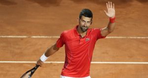 Novak Djokovic assommé par une gourde – rts.ch