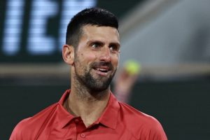 Novak Djokovic commence la défense de son titre par une victoire en trois sets