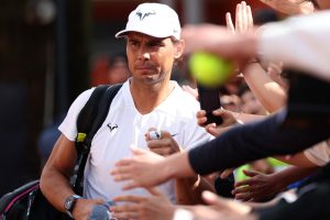Rafael Nadal joue sa première session d&rsquo;entrainement à RG devant un stade complet