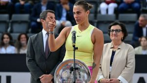 « Remercier ma team de m&rsquo;avoir aidée à perdre une nouvelle finale »: Sabalenka plaisante après sa défaite contre Swiatek à Rome