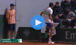 Rinderknech se blesse en tapant dans une pancarte publicitaire à Roland-Garros