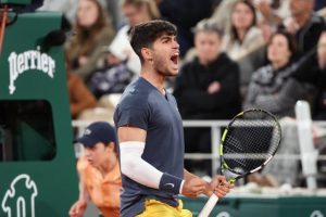 Roland-Garros : Carlos Alcaraz accroché en quatre sets par le qualifié Jesper De Jong
