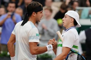 Roland-Garros : Cazaux s’accroche mais finit par craquer face à Etcheverry en quatre sets