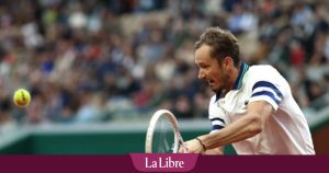 Roland-Garros : Daniil Medvedev file au troisième tour après l&rsquo;abandon de Miomir Kecmanovic
