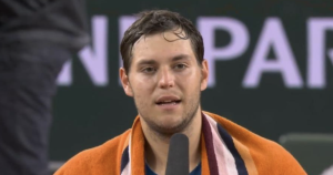 Roland Garros > Le mode de vie très relax de Pavel Kotov, adversaire de Sinner : « Ce qu&rsquo;il bouffe… Je l&rsquo;ai vu prendre deux bières, un verre de vin. Tranquille ! Et il est 60e mondial »