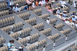 Roland Garros > « Les loges sont toujours vides ! La Fédération a fait une énorme connerie en les gardant sur le plan TV. On ne voit que ça ! », s&rsquo;agace Benoît Maylin
