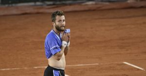 Roland Garros > Moutet, seul Français encore en lice, défend son service à la cuillère : « Je trouve que c&rsquo;est un coup comme un autre tant qu&rsquo;il reste performant et que ce n&rsquo;est pas pour se moquer de l’adversaire »