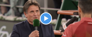 Roland Garros, Vidéos > Djokovic à Santoro lors de l&rsquo;interview sur le court : « Fabrice, s&rsquo;il te plaît, est-ce que tu peux parler un peu moins vite ? »
