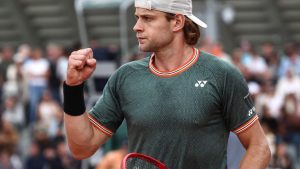 Roland-Garros : parents fans de Zinédine Zidane, espoir belge, supporter de Benoît Paire… L’incroyable histoire du tennisman Zizou Bergs