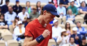 Jannik Sinner qualifié en trois sets – rts.ch