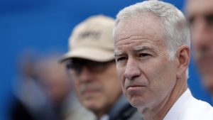 Tennis : « Au même rang que Pelé, Jordan et Tyson ! » La légende américaine John McEnroe décorée de la Légion d’honneur par Emmanuel Macron à Paris