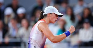 Tennis – Roland-Garros (F) : Au bord du gouffre, Swiatek a sauvé sa peau