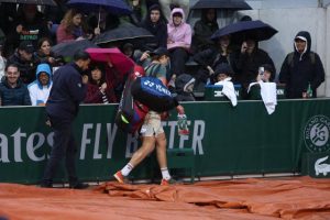 Trois matches commencés vendredi reportés à samedi à Roland-Garros