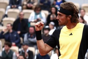 Tsitsipas avance sans peine au 2e tour