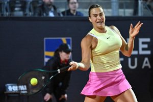 Tsitsipas et Hurkacz se prennent à leur tour les pieds dans le tapis à Rome, pas de surprise chez les femmes