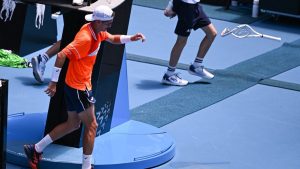 VIDÉO. Roland-Garros 2024 : frustré, un tennisman français craque complètement et envoie une violente demi-volée dans les tribunes