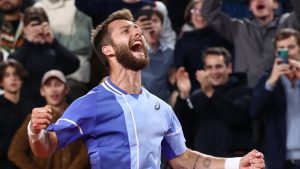 VIDEO. Roland-Garros : Corentin Moutet, dernier Français en lice, poursuit l’aventure et affrontera Jannik Sinner au prochain tour