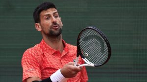 VIDÉO. Tennis : Novak Djokovic arrive au Masters 1000 de Rome avec un casque, après avoir reçu une gourde sur la tête
