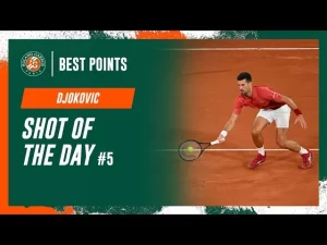 Vidéo: Le coup magique de Djokovic contre Carballes Baena. C&rsquo;est le point du jour de la cinquième journée à Roland-Garros.