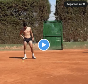 Vidéos > Alcaraz aperçu en tenue très légère sous le soleil