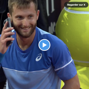 Vidéos > Moutet répond au téléphone pendant le match, Djokovic préfère en rire !