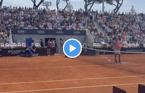 Vidéos, WTA – Rome > Un manifestant évacué de force lors du huitième de finale entre Keys et Cirstea
