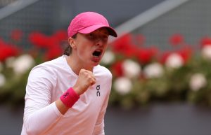 WTA Madrid ; Ons Jabeur capitule, Iga Swiatek impose sa loi.