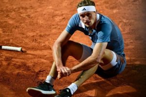 Zverev se fait une frayeur en début de match, mais passe en demies