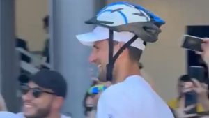 après avoir reçu une gourde sur la tête, Djokovic revient à Rome… avec un casque