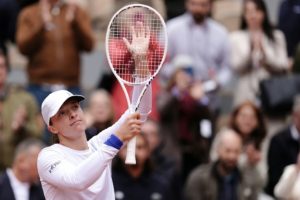 Roland-Garros: Swiatek met deux bulles et passe en quarts